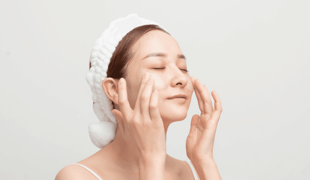 វិធីសាស្រ្តល្អបំផុតក្នុងការលុបបំបាត់ស្នាមខ្មៅដក់ក្រោមភ្នែក នៅតាមផ្ទះ ឬនៅគ្លីនិក